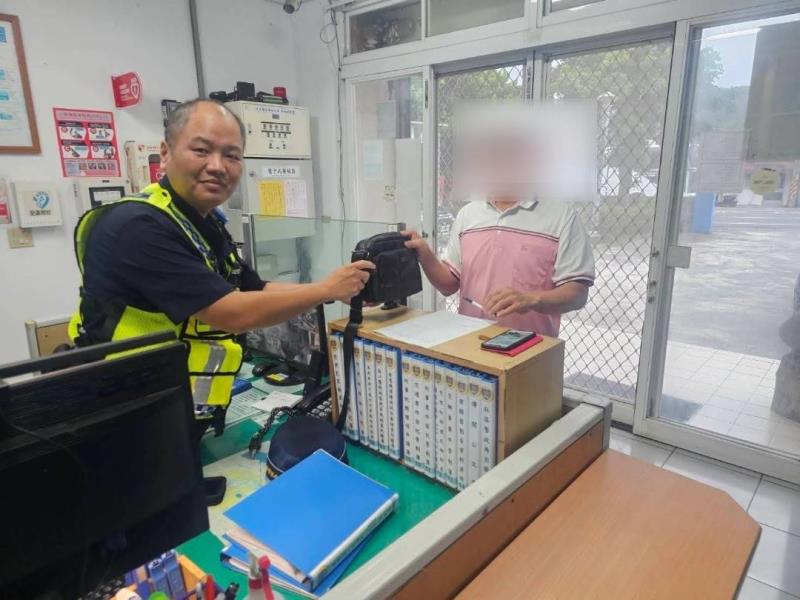 遊客「阿塱伊古道口拍照」遺失背包警迅速尋回 失主讚: 效率真好