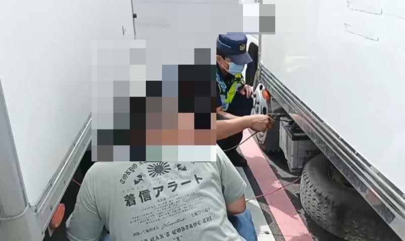 男子送貨沒電拋錨  大武警即時電霸救援