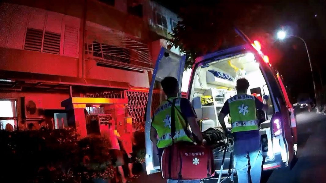 8旬老婦「低血糖倒臥家中」 東警消獲報迅速破門救護