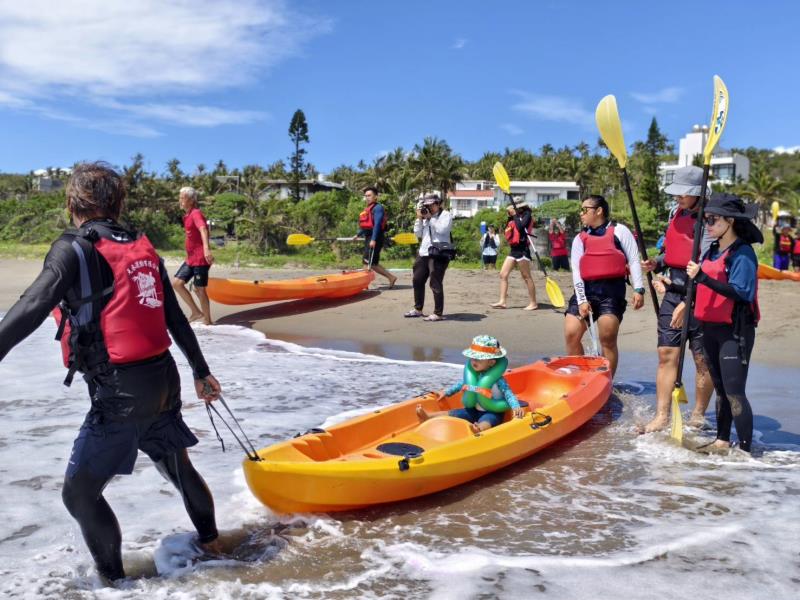 杉原灣「免費借用救生衣站」昨啟用  玩水穿救生衣更安全