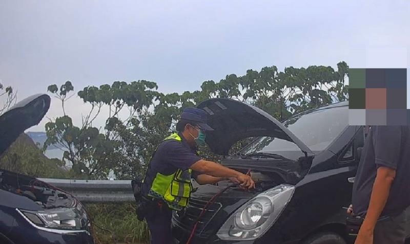 車輛山區拋錨 員警助接電