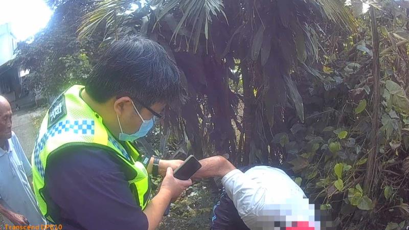 老翁不慎跌倒 員警暖心助返家