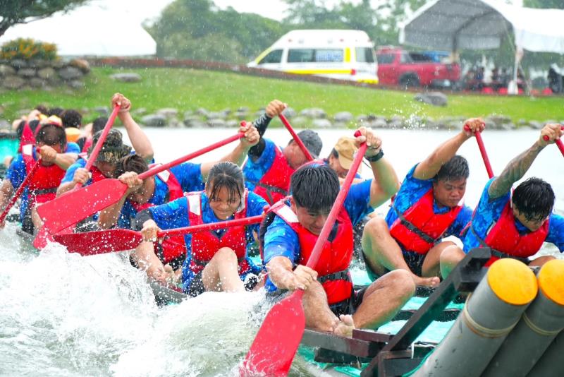 「2024 池上划很大」今圓滿落幕! 全國唯一水上「竹筏拔河」競賽 「高雄船老大」奪冠