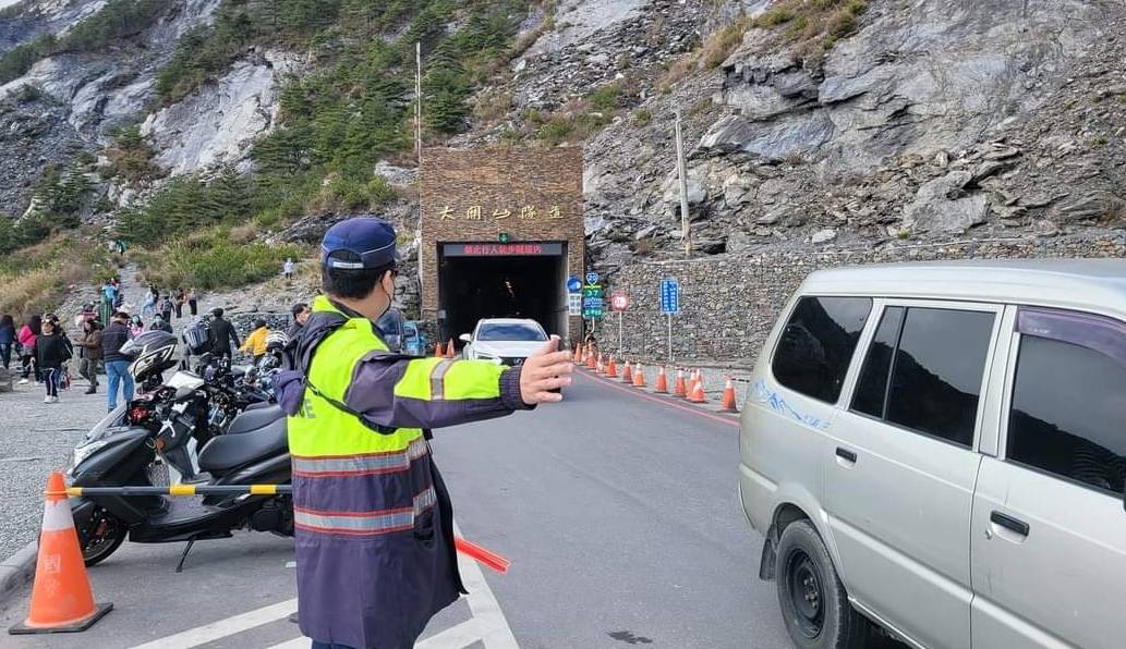 端午連假關山警加強交通疏導 呼籲山區行駛注意落石