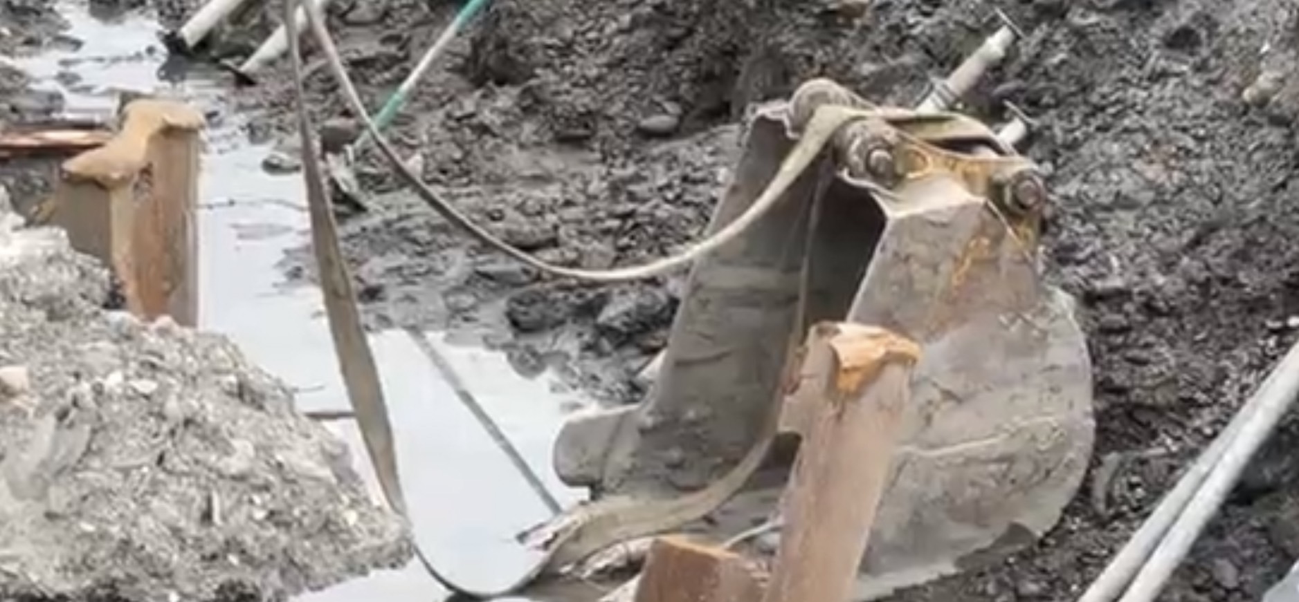 怪手鏟斗脫落　壓死施工人員