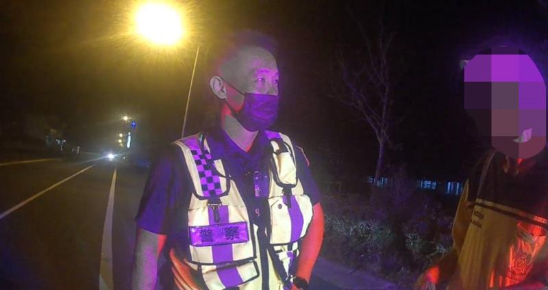 老翁識騙攔警車 員警及時阻詐