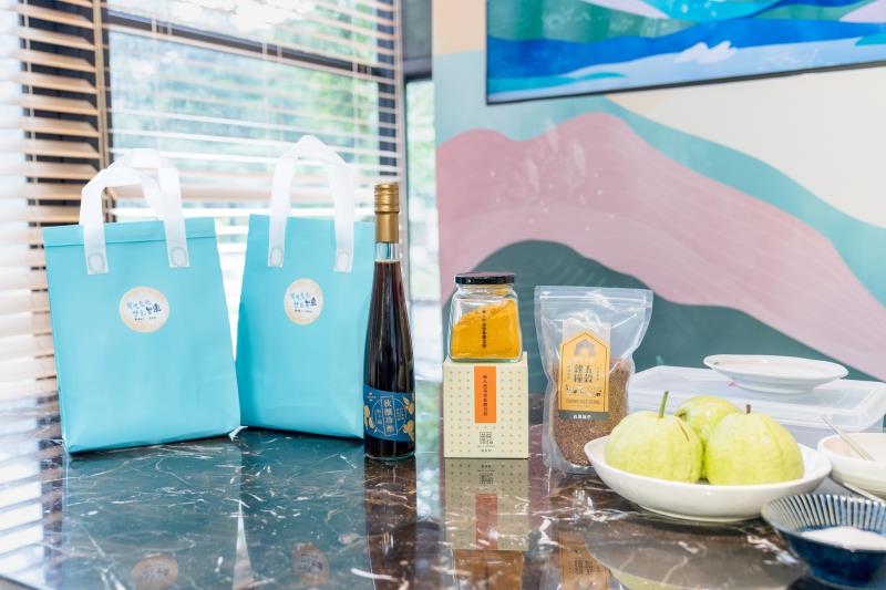 台東縣政府攜手手作甜點、日式料理餐廳 推出2024食品展台東館限定聯名禮盒