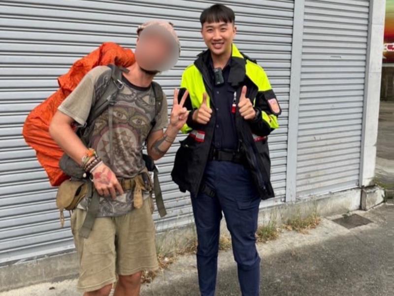 法籍男遊客步行遊台東「身體不適」警助接送 豎指讚: 臺灣最美的不只是風景