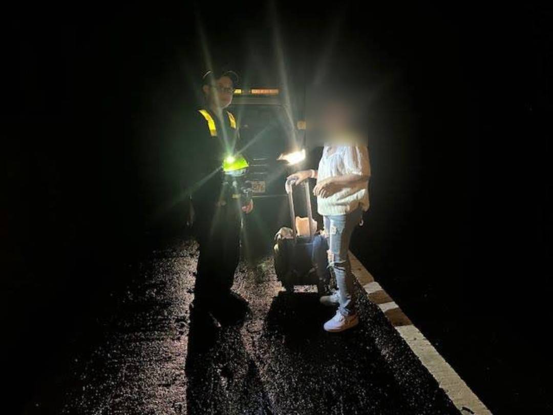 車輛暗夜故障　警方即刻救援
