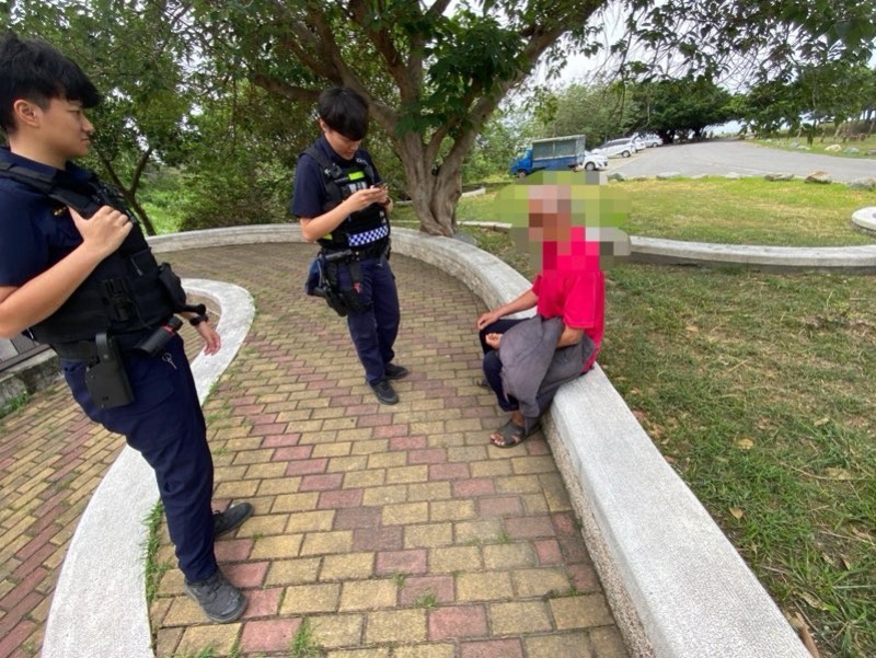 老翁海邊迷路 警民聯手助返家