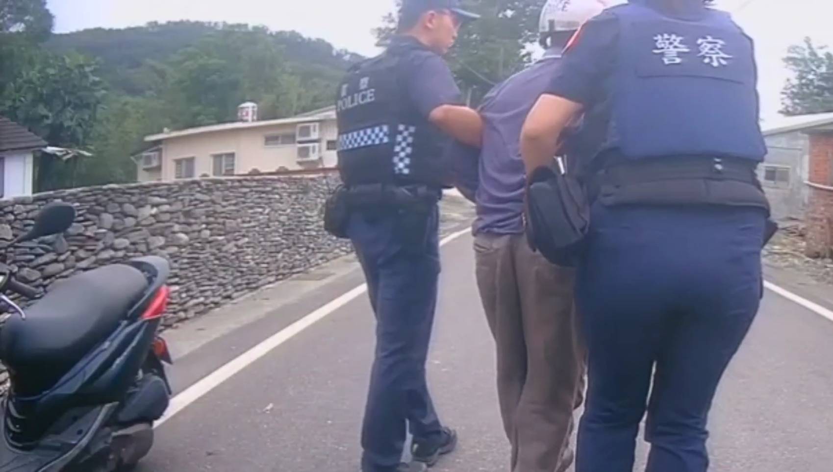 老翁血糖低倒臥店家門口　暖警送其平安返家 