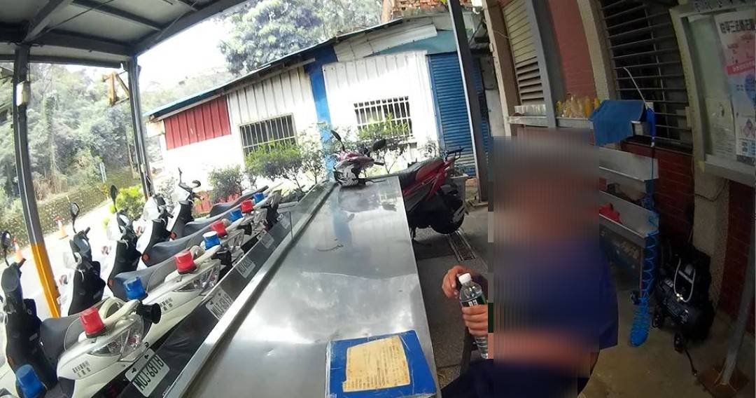 徒步南迴公路體力透支 大武員警補給元氣