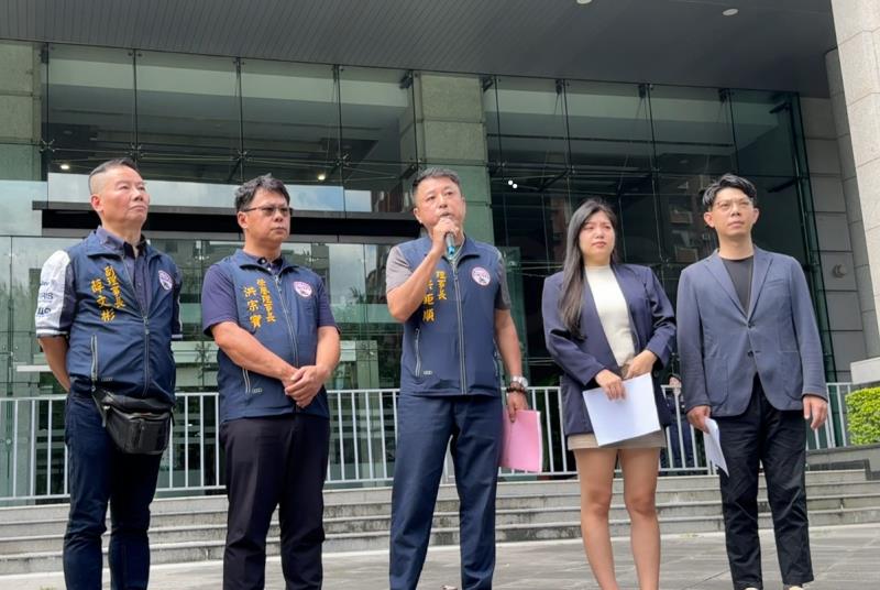 要求與部長對話、降低行人死亡數! 「路權團體」交通部前召開記者會、遞交陳情書