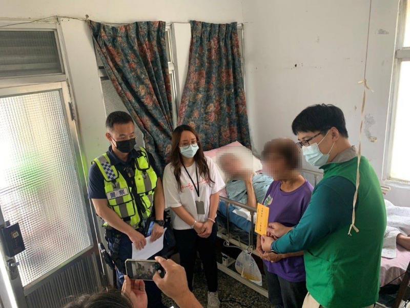 男子腦膜炎長期臥床  警轉介「張榮發基金會」關懷發放慰問金