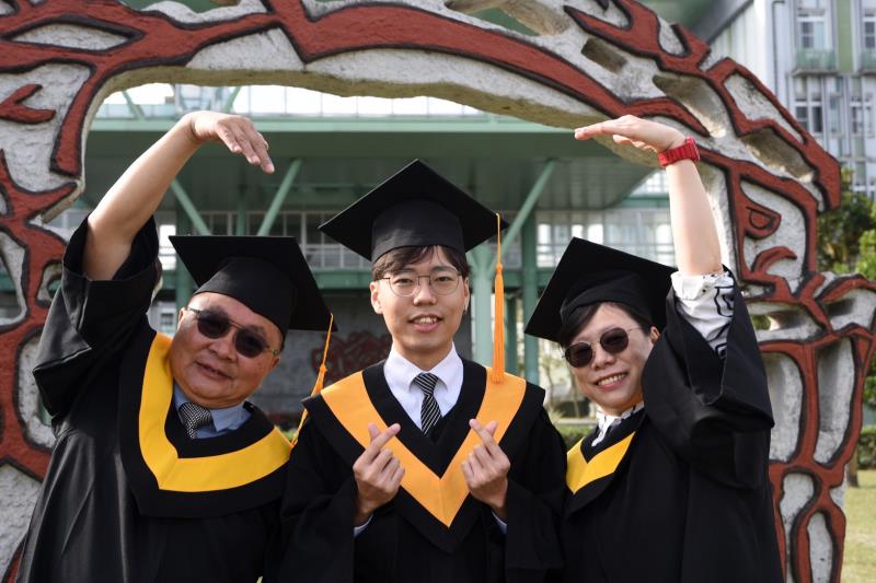 陪爸爸媽媽圓夢讀大學增進技能 臺東一家三口同天畢業好勵志