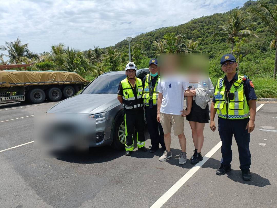 出遊車輛故障 員警熱心協助排除
