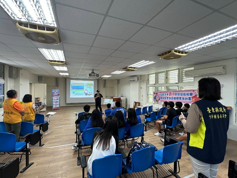 臺東縣警與少輔會攜手 前往瑞源國中反毒防詐宣導