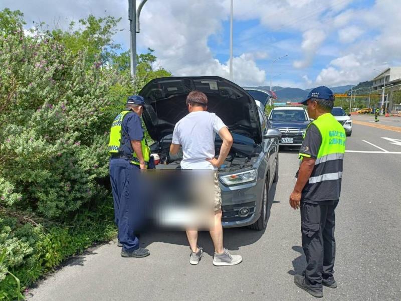 出遊汽車拋錨顧路 波麗士協助排除