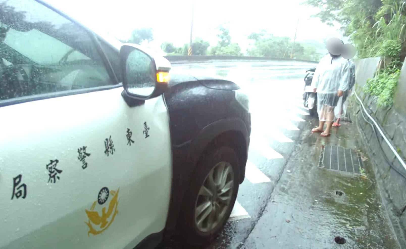 暖警雨中提油助民　讓母子倆順利上班及上學