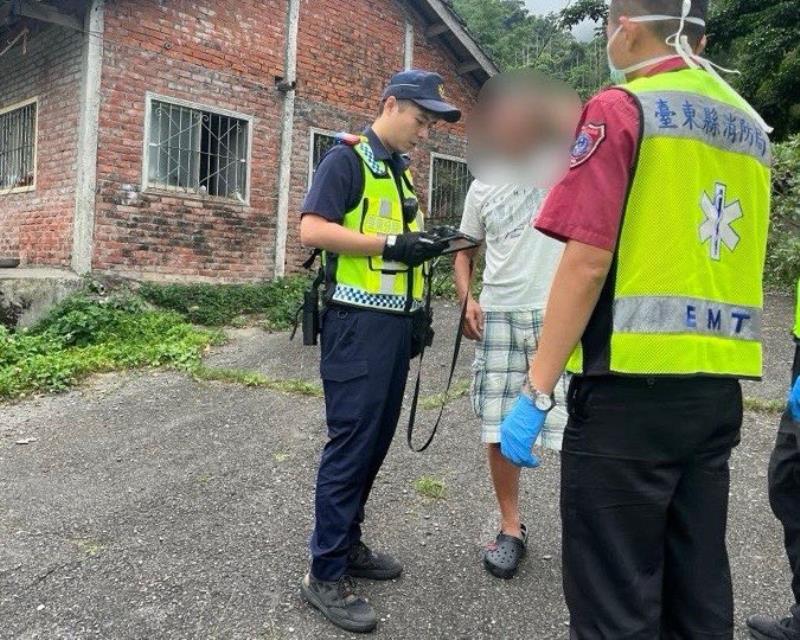 登山遊客迷路力竭 員警上山協助就醫