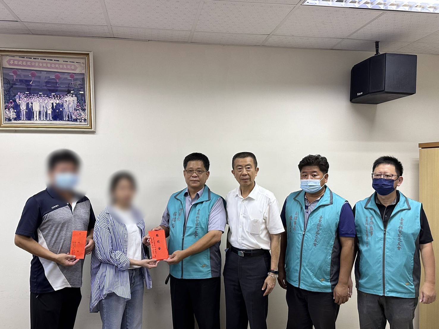 警察局局長探望受傷同仁 與警察之友會理事長分別致贈慰問金予家屬