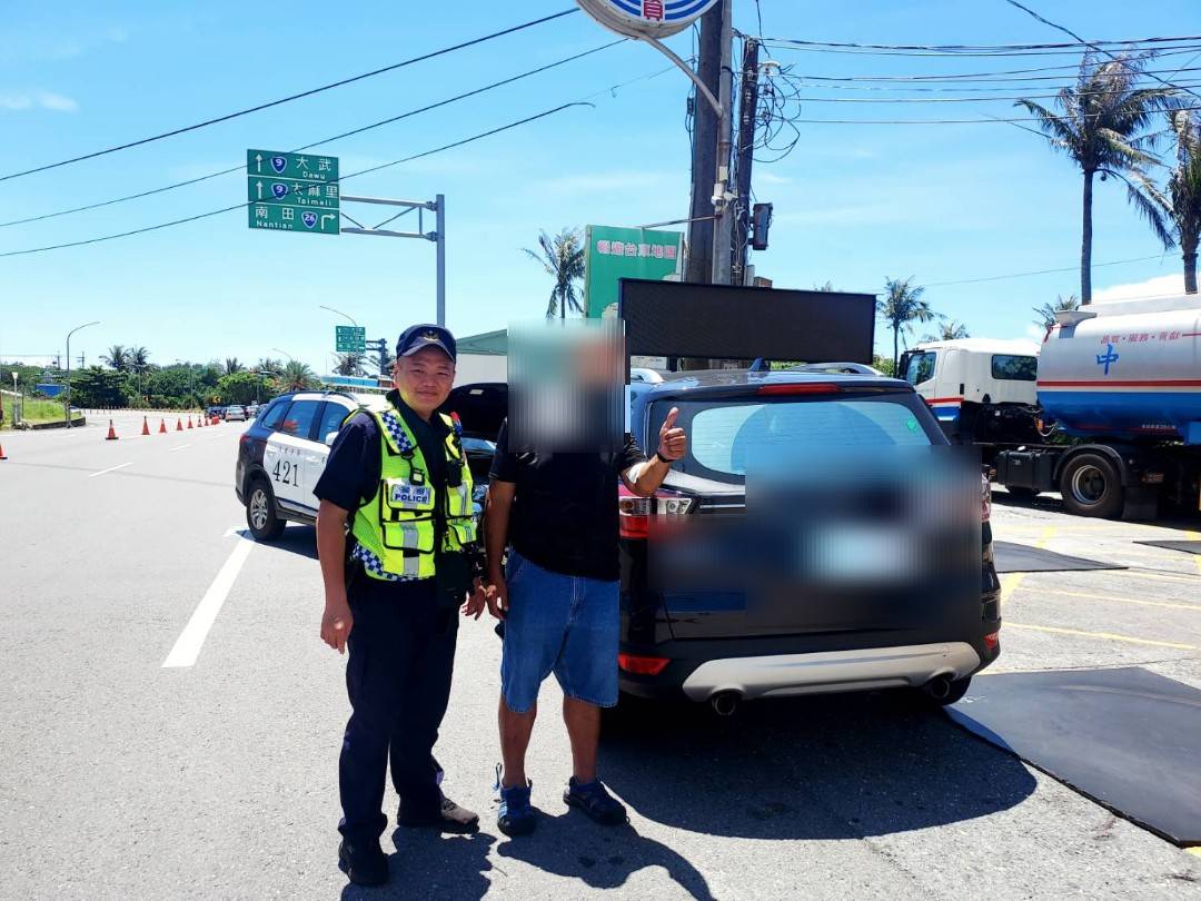 「旅遊車輛拋錨 大武暖警協助故障排除」
