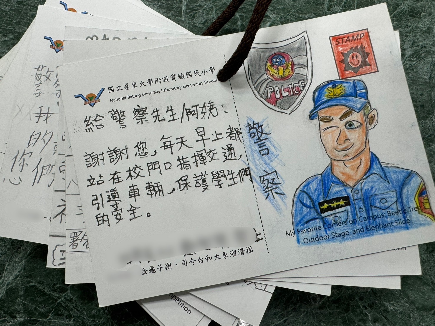 警察叔叔暖心護童　學童寫卡片感謝