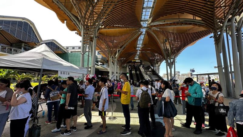 上千民眾熱烈迴響! 花蓮火車站首發「台東金幣」現場搶光光