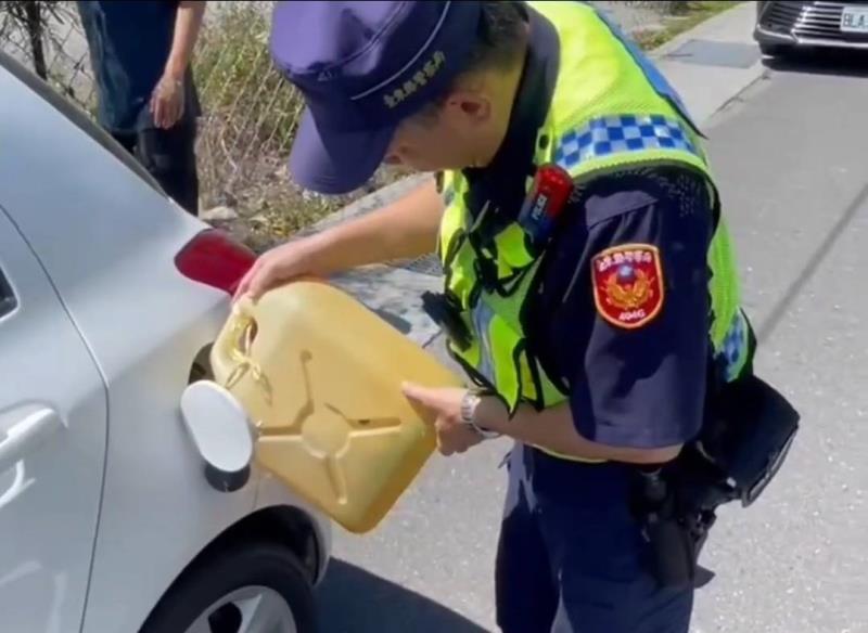 花蓮男子太麻里尋親 車子沒油警伸援手「找到姑姑當場落淚」