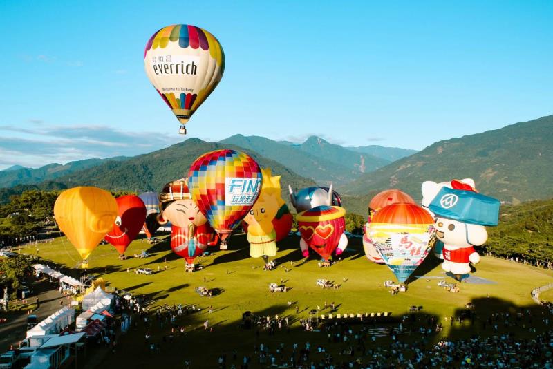 「熱氣球嘉年華」開幕3萬人、「鐵花新聚落」周末爆滿! 遊客抱怨停車場「按鈕取卡」落伍