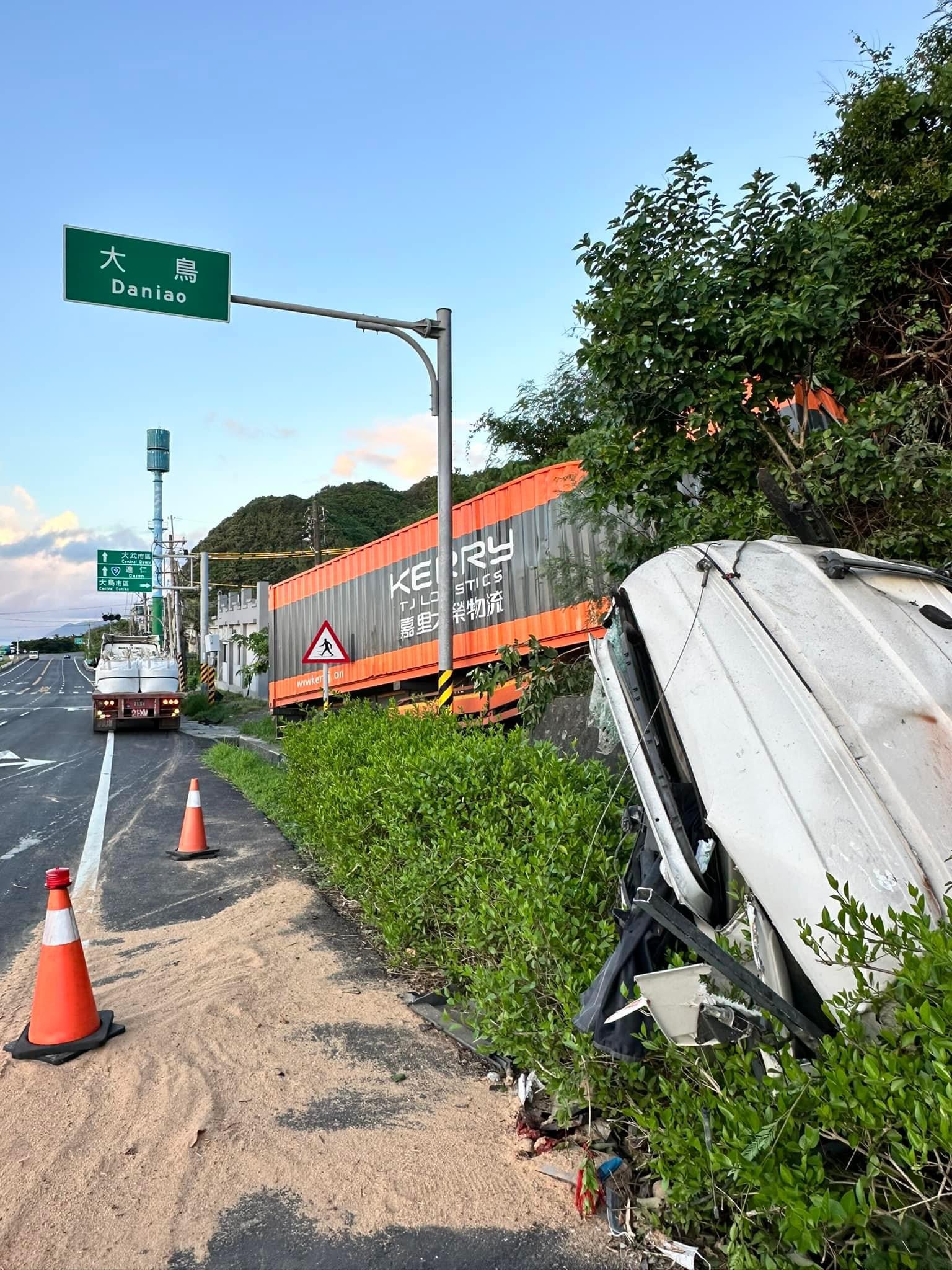 貨運車疑似爆胎自撞山壁  駕駛腳部開放性骨折