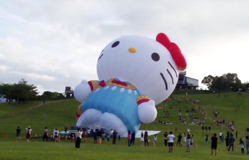 火焰充氣時被強風吹倒! 「HELLO KITTY熱氣球」燒燙傷 緊急送醫美