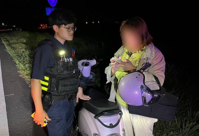 女子深夜機車拋錨、手機又斷網 幸撥打「112」獲鹿野警伸援平安返家 
