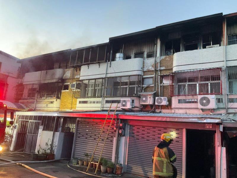 市區凌晨惡火  延燒5戶住家、起火戶屋主嗆傷救出