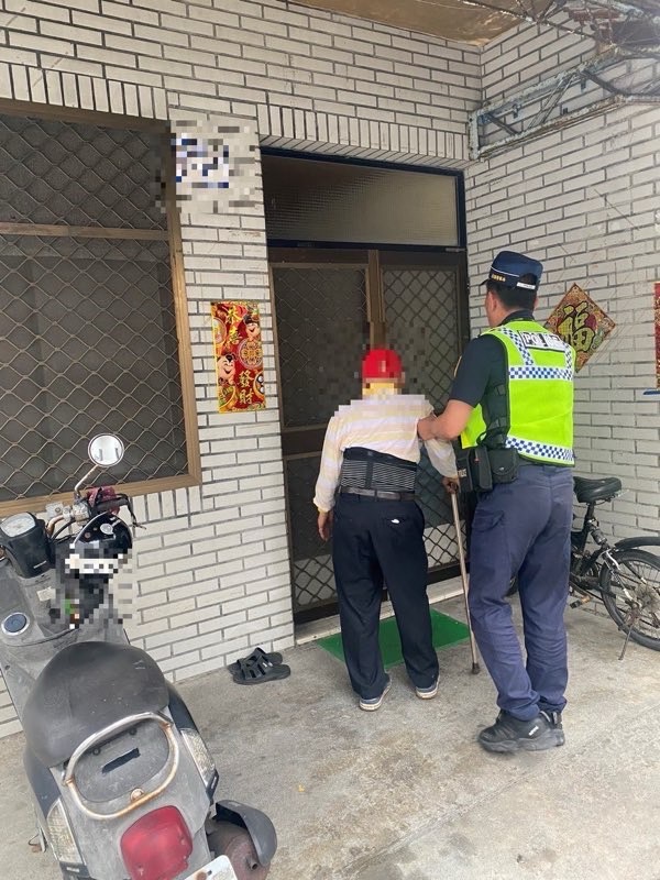 老翁外出迷途  暖警助返家