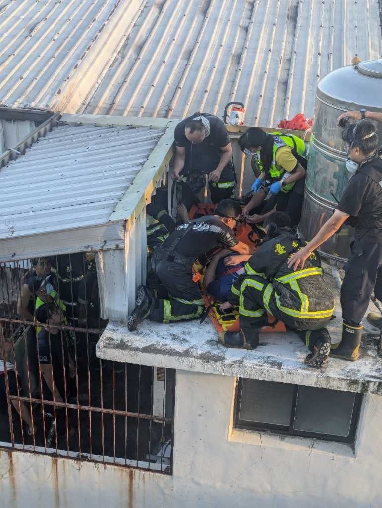 半夜惡火  屋主躲水塔逃生