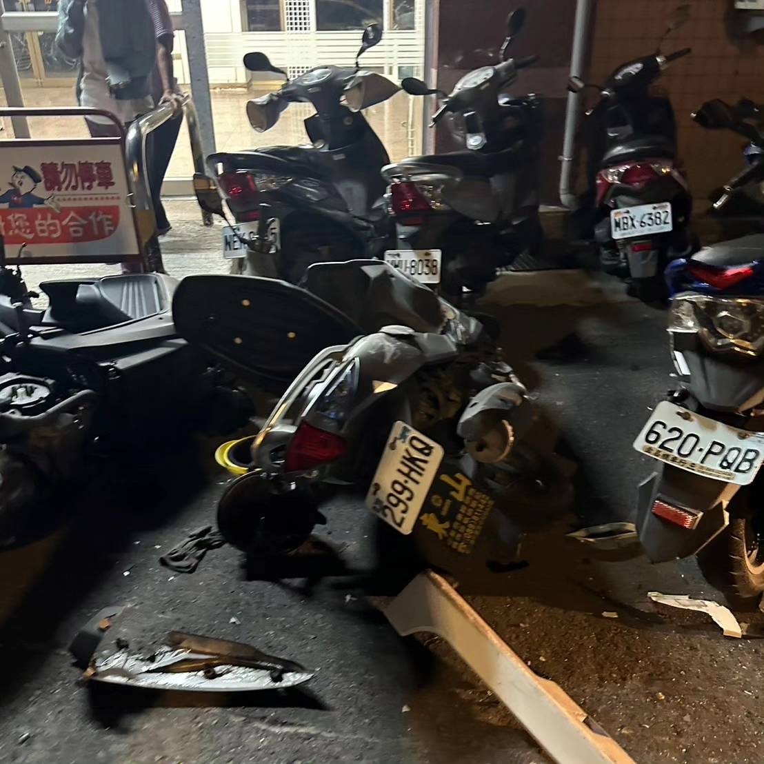 機車如保齡球瓶般全倒  疑酒駕肇事逃逸