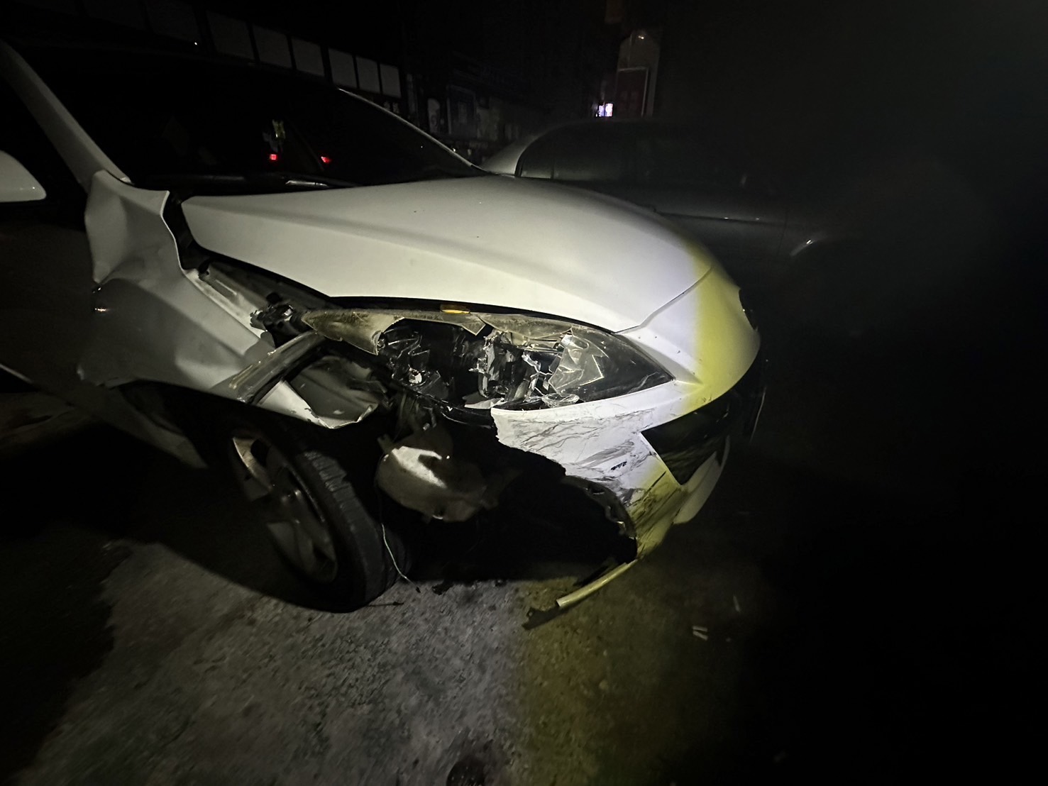 仁七街停放路旁多部車輛遭撞，警方調閱監視器掌握涉案車輛