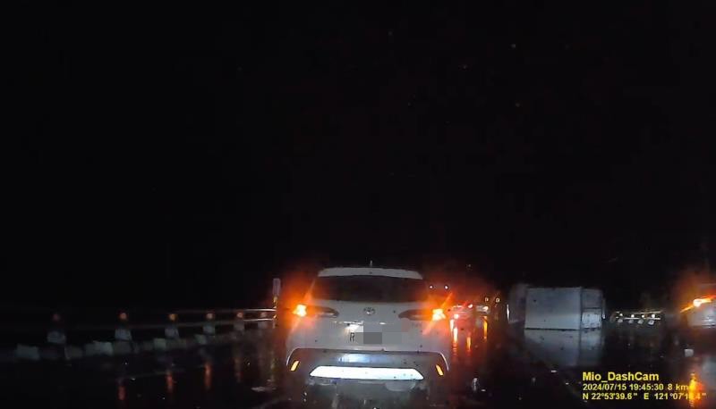 夜間下雨視線模糊 小貨車疑不當超車 撞上護欄翻車