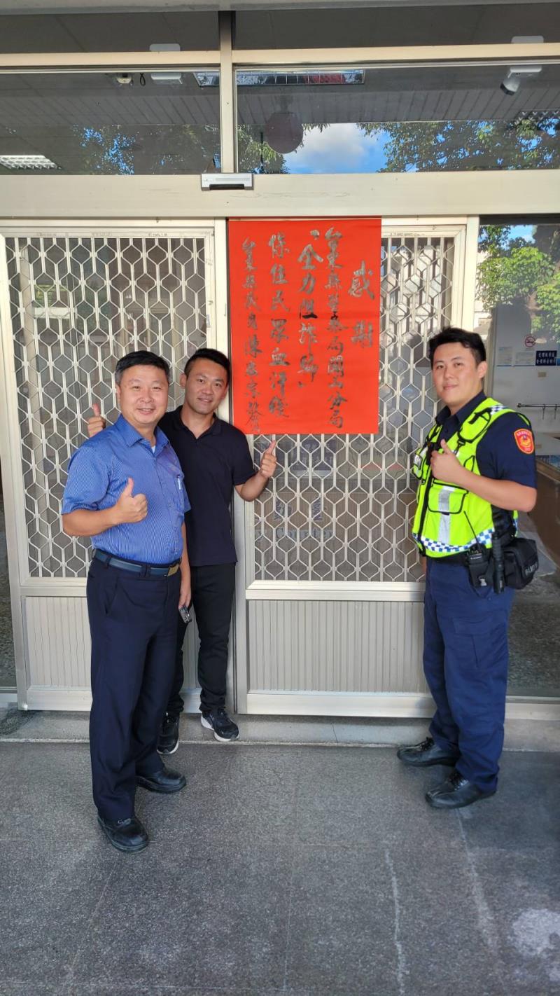 議員贈「全力阻詐騙」紅榜! 慰勉關警 分局長：竭盡所能 全力阻詐