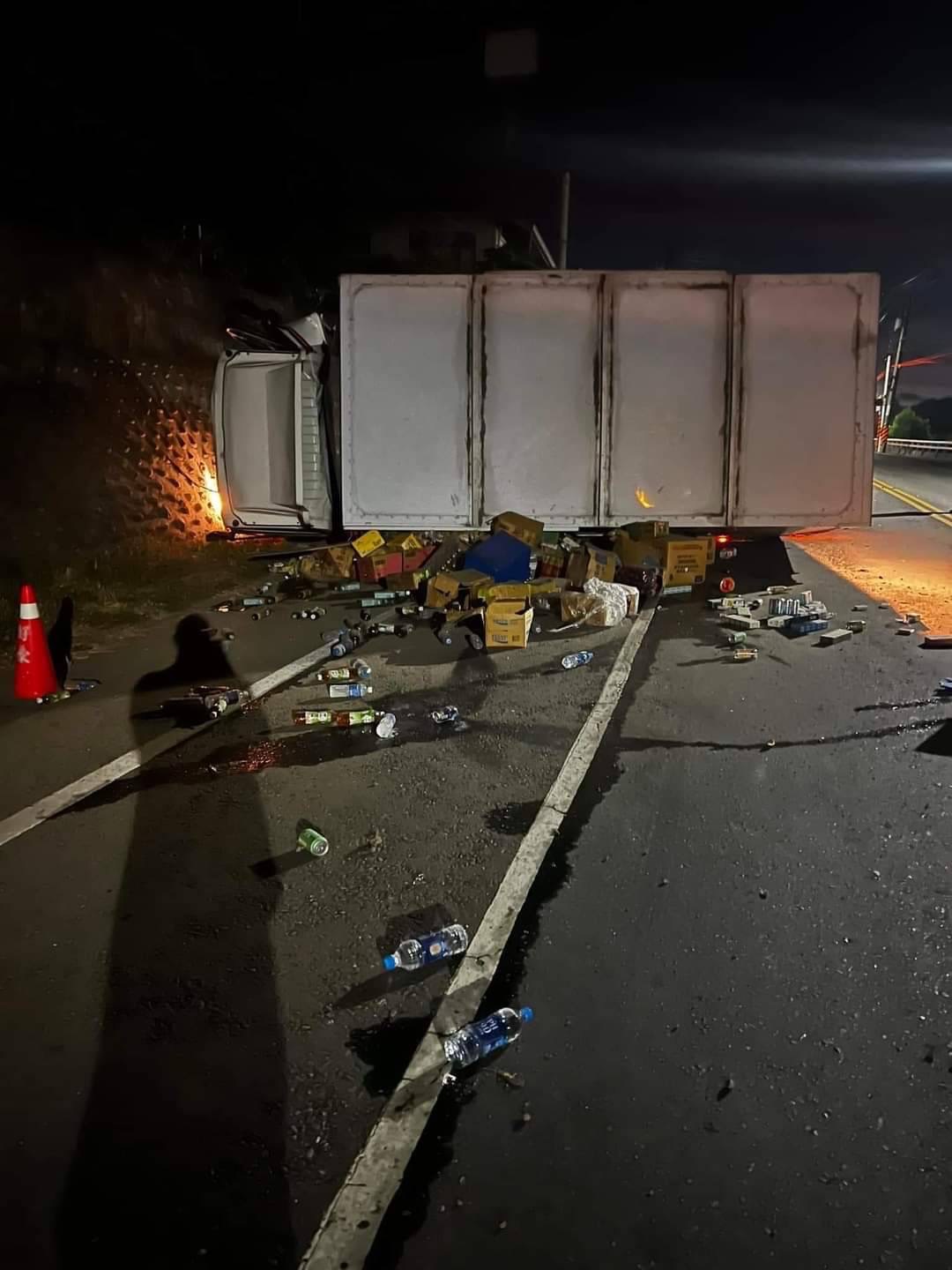 今晨關山月眉發生交通事故，前方貨車遭追撞翻覆