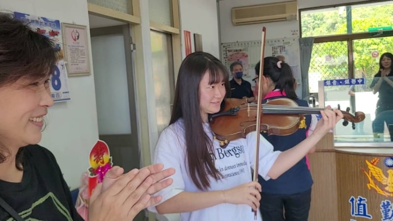 別開生面 姪女小提琴祝賀新官