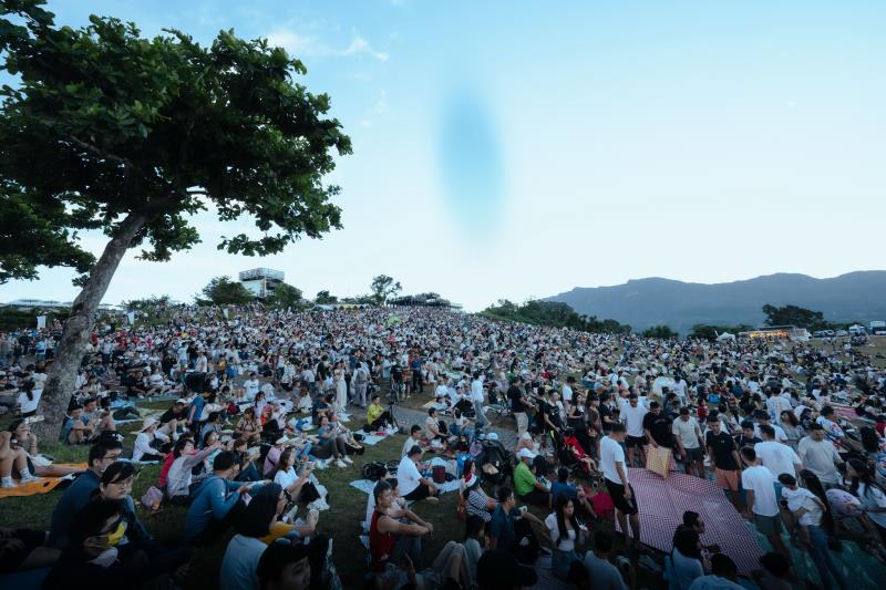 「宇宙人」現身熱氣球光雕音樂會 2萬人嗨爆鹿野高台