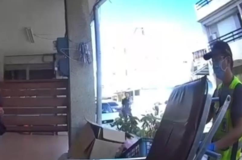 獨居男反鎖屋內高燒倒臥家中  臺東警溫暖喚回意識送醫