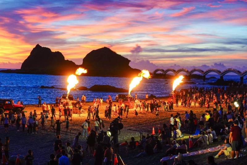 「熱氣球曙光光雕」今清晨三仙台登場! 譜出唯美夢幻詩意 2千遊客直呼幸福