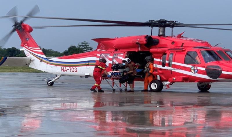 77歲綠島男子緊急空中轉診! 黑鷹直升機不畏風雨跨海救援