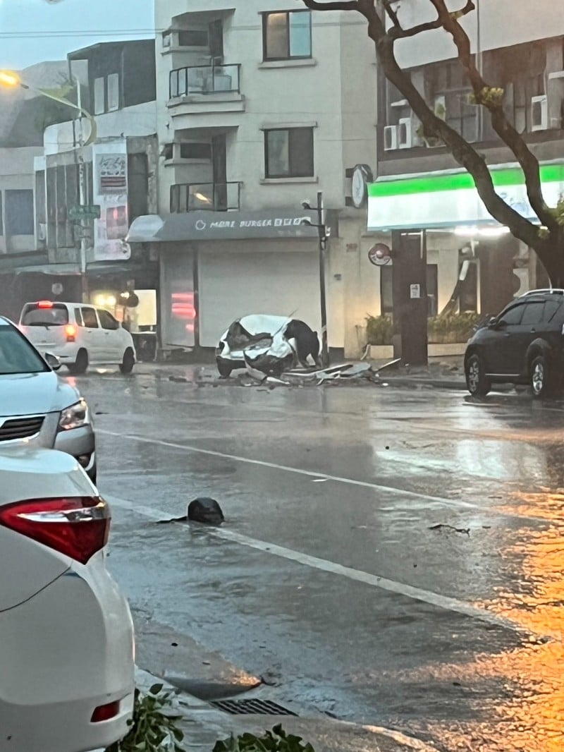 颱風「凱米」來襲 擬合牆石塊掉落砸車 花蓮兩人受傷