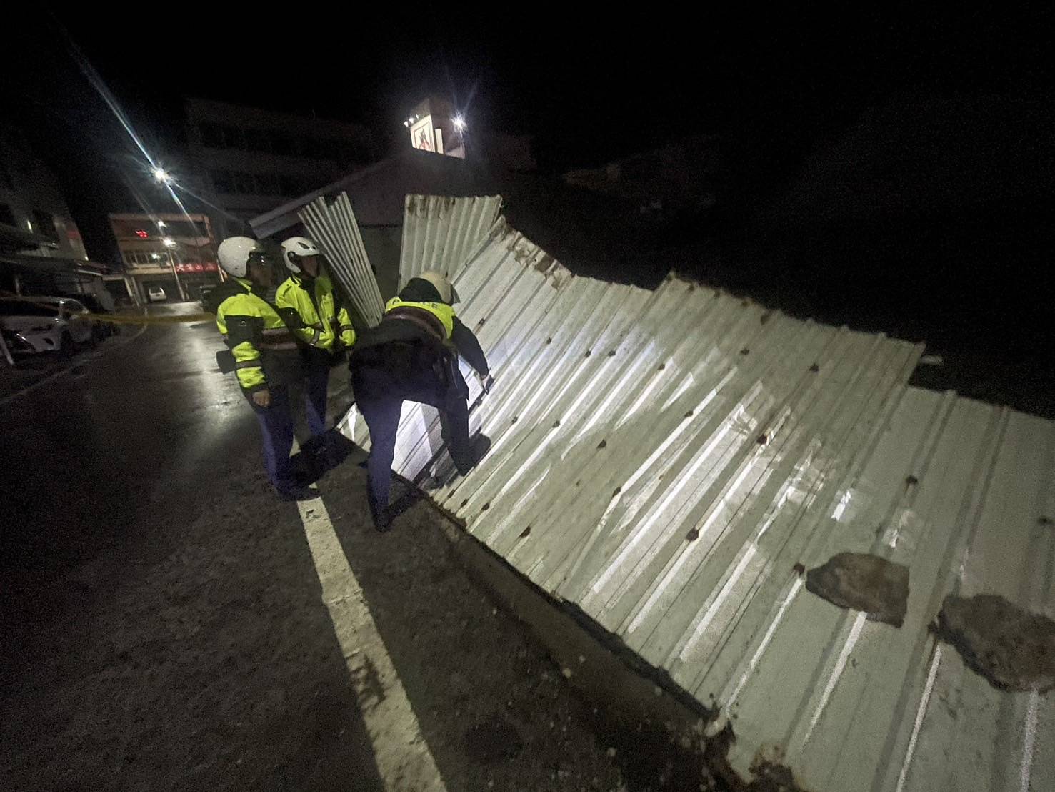 凱米吹翻鐵皮圍籬倒塌，台東警分逆風排除解危