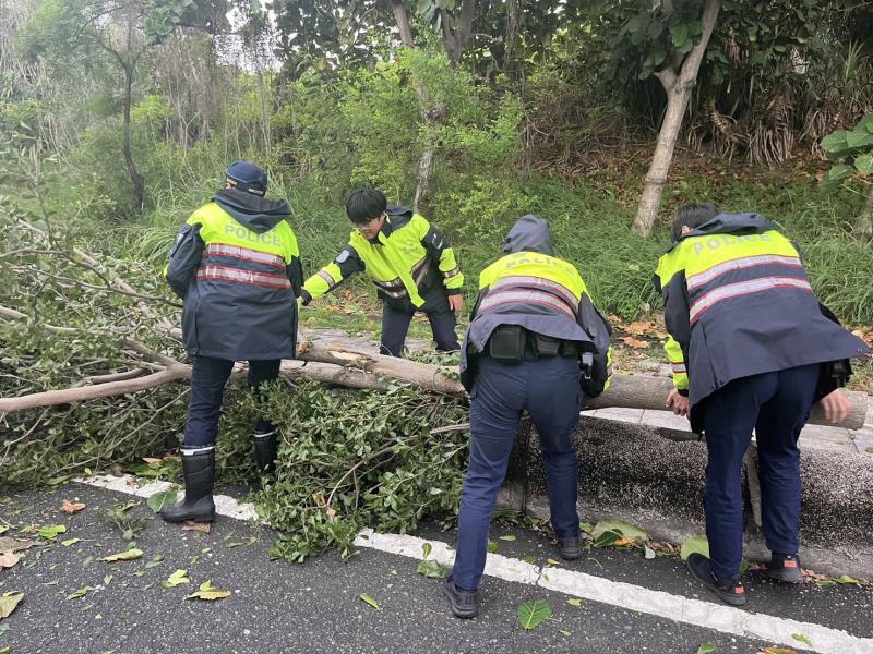 凱米來襲 員警協助排除倒塌路樹