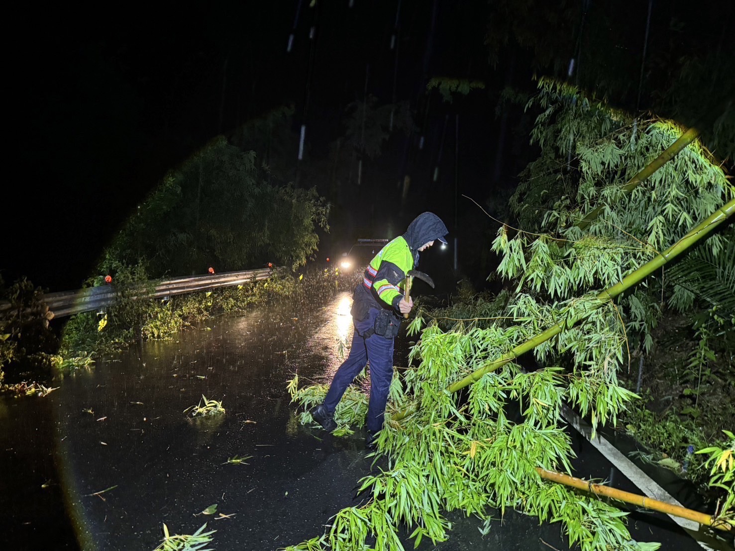 狂風驟雨凱米颱風夜　警方徹夜守護民眾安全
